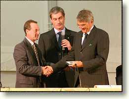 Maurizio Binetti, presidente dell'Associazione BRIGNANO CHE PRODUCE premia il Ministro Roberto Castelli in occasione dell'inaugurazione della 5a edizione